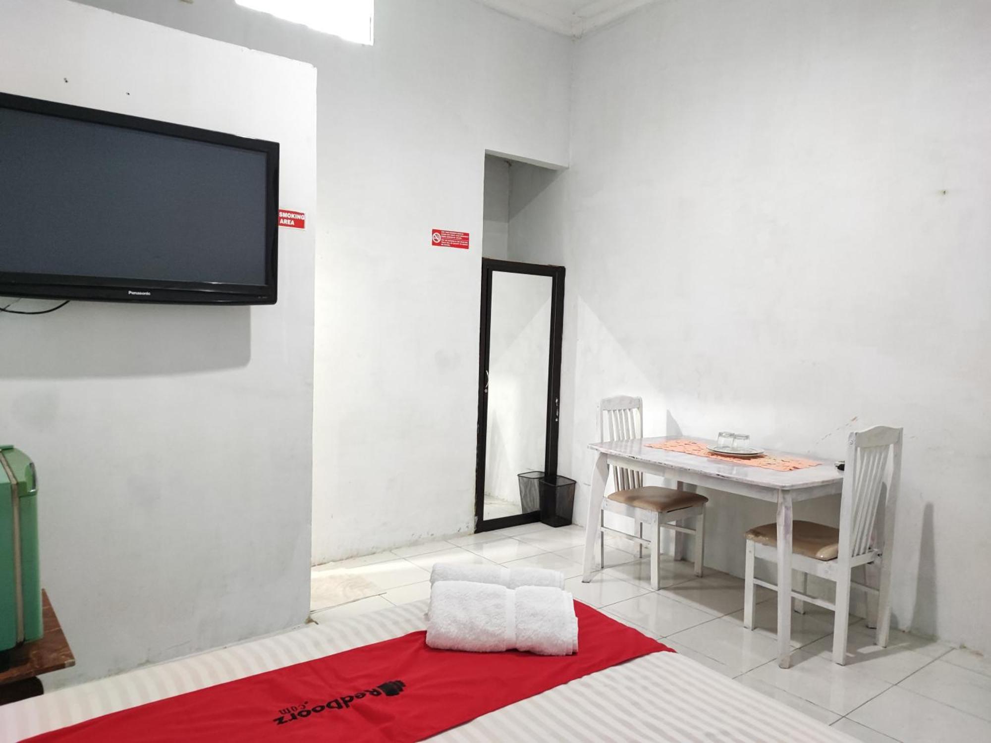 Reddoorz Syariah Near Universitas Batanghari ジャンビ エクステリア 写真