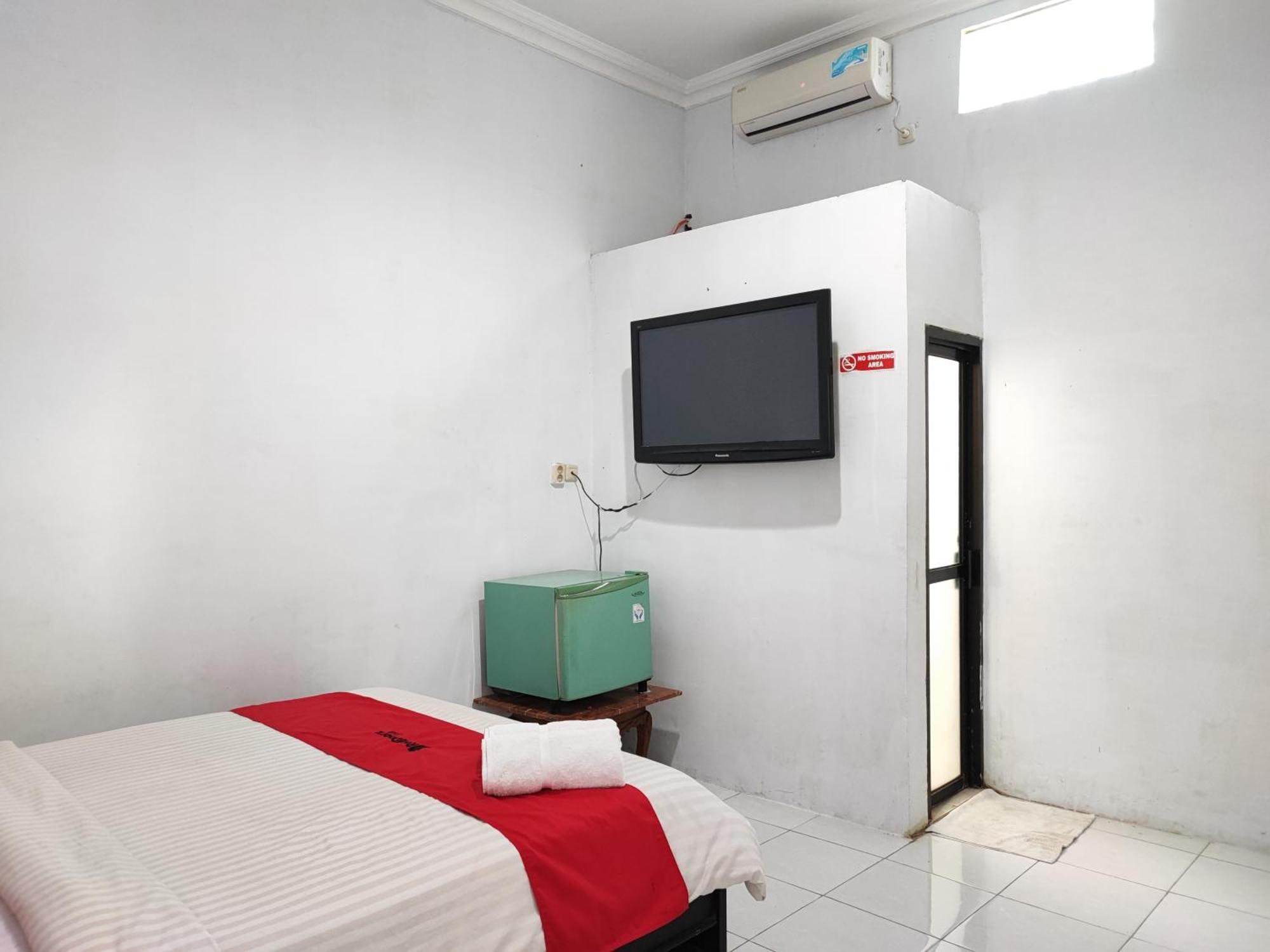 Reddoorz Syariah Near Universitas Batanghari ジャンビ エクステリア 写真