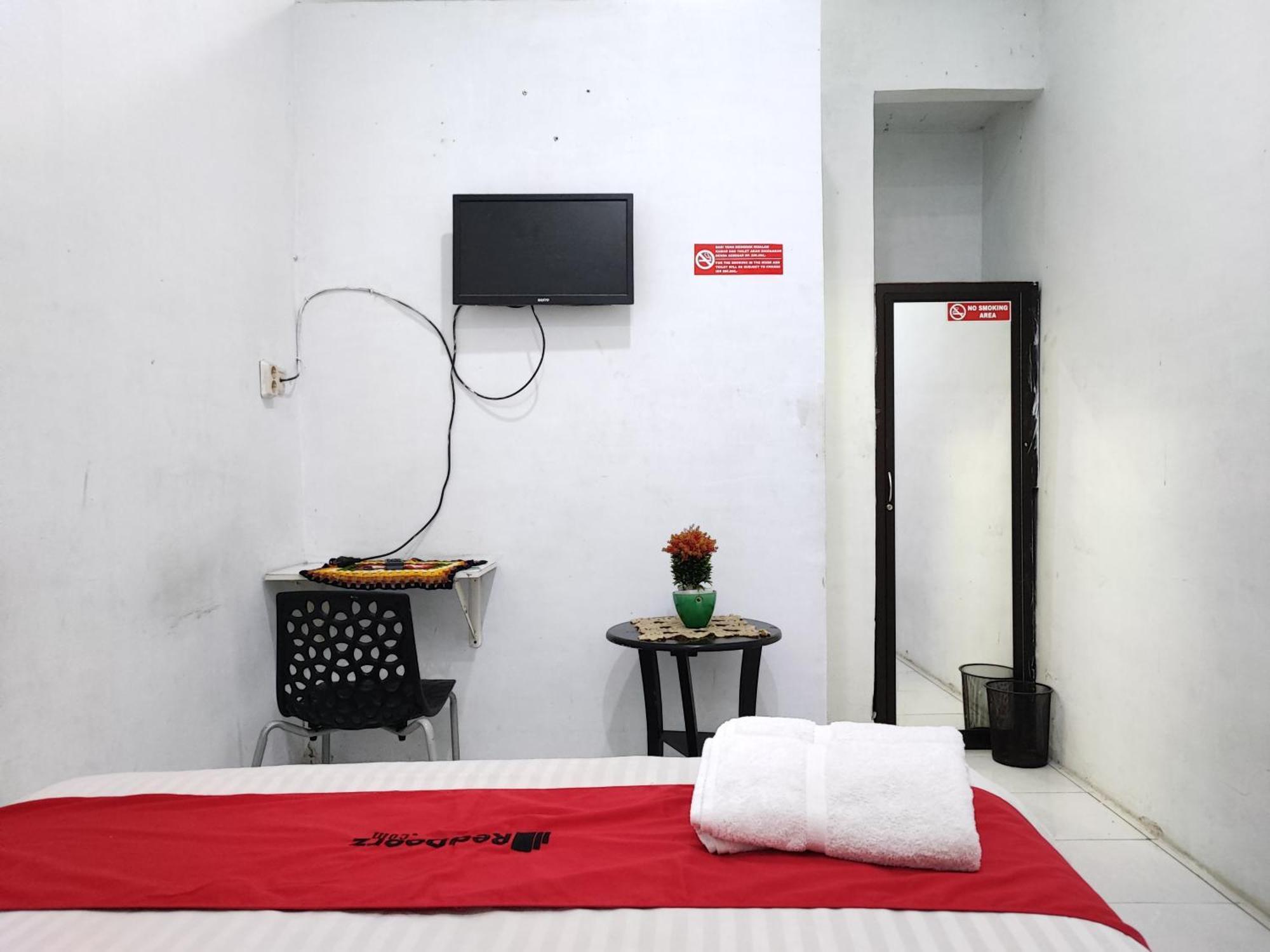 Reddoorz Syariah Near Universitas Batanghari ジャンビ エクステリア 写真